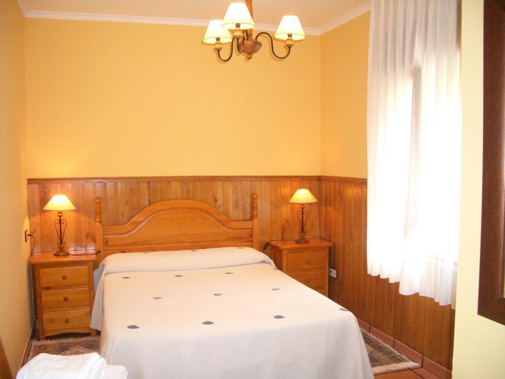 Apartments Aurora La Robellada de Onis Pokoj fotografie